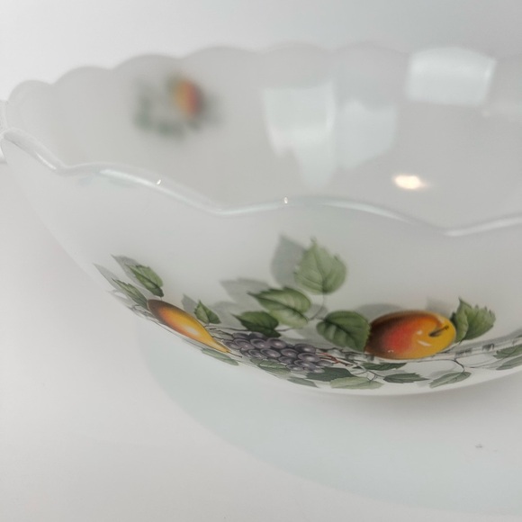 Arcopal Fruits de France Medium Scalloped milk glass serving bowl, Vintage, 70s - Picture 5 of 9